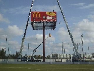 Montaje de panel publicitario de 15.000 Kg. a 30 m de altura