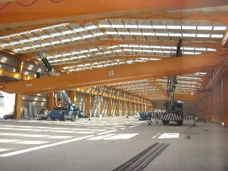 Montaje de puente grua en interior de nave